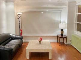 Hotel fotografie: Cozy Home near Eglinton west Station Toronto!