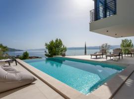 Hotel Foto: Deluxe Villa Nitia with 4 bedrooms 550m from sandy beach