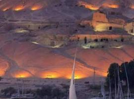 Hotel fotoğraf: جوله بفلوكه في نهر النيل