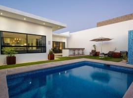 Hotel Foto: Gorgeous home w/private pool perfect for you