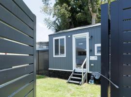 酒店照片: Sweet beautiful TINY HOME with pool and 2 minute drive to the beach