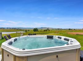 Хотел снимка: Sunrise and Sunset Hot Tub Views 600m walk to Doltone Anambah House Wedding Venue at Pelican Plains