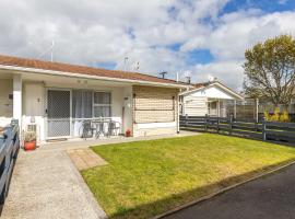 A picture of the hotel: Flora and Fables - New Plymouth Holiday Home