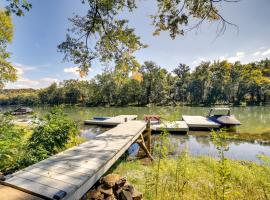 होटल की एक तस्वीर: Waterfront Home Allegheny River Access, Dock Slip