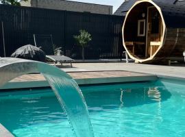 Hotel fotografie: Villa piscine chauffée, jacuzzi et sauna