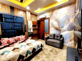 호텔 사진: Luxury Family Suite Homestay in Vrindavan with Lobby, Balcony, Kitchen, Washing Machine - Free Wifi, No Parking