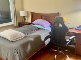 Фотография гостиницы: B2 A private room in Naperville downtown with desk and Wi-Fi near everything