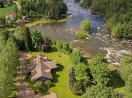 รูปภาพของโรงแรม: Villa Koskenäyräs - beautiful Villa beside the Kymi River and Kokonkoski rapids