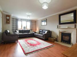 Hotel Foto: Large family home pool table