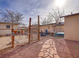 होटल की एक तस्वीर: Pet-Friendly Home Near Downtown Albuquerque!