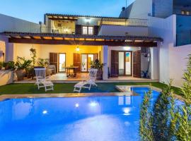 Hotel kuvat: Beautiful Mallorca Villa - 3 Bedrooms - Villa Townhouse Memories - Walking Distance to Town Square and Private Pool - Consell