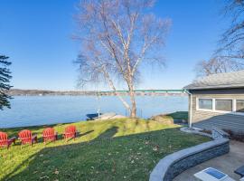 Hotel kuvat: Waterfront Home with Game Room 4 Mi to Le Claire!