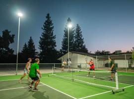 Hotel fotografie: Riverfront Beauty with Pickle Ball Court