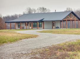 Zdjęcie hotelu: Rural Drexel Cabin on 30 Acres Unplug and Unwind!