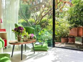 Hotel foto: Stylish Garden-Gem by Lake: Pet-Friendly & Central