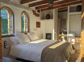 酒店照片: Casa Hostalets - Renovated casa in the middle of the olive trees near the beach