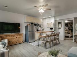 Фотография гостиницы: Designer Condo in Hip Zen Yard Midtown Phoenix