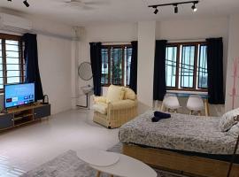 A picture of the hotel: 5-Person 1950s Shophouse: Vintage Charm & Smart TVs