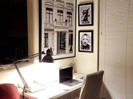 Hotel Photo: Beautiful Art Deco Apartment Close to all w secure parking