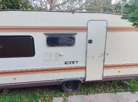 Kamp prikolica četvorokrevetna, hotel in Crnča