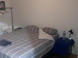 호텔 사진: Alessandro private room in apartment in Paris Clichy