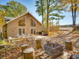 酒店照片: Delaware Wooded River Retreat with Views and More