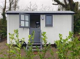 A picture of the hotel: Burren Garden Glamping Hut