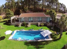 รูปภาพของโรงแรม: Splendid Ponte de Lima Villa - 6 Bedrooms - Villa Coura Coura - Valley Views - Ping Pong - Pool table