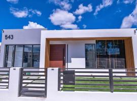 ホテル写真: Five Minute Elegance New Spacious Home with Pool