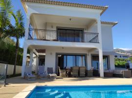 ホテル写真: 17 ° West, Lux. Inf. Pool villa, 5 minutes to the sandy beach, WiFi