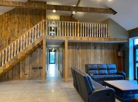 ホテル写真: Moig Lodge - 7 Double Bedroom Barn Conversion