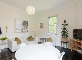 Hotel fotoğraf: Surry Hills Chic right on Crown St