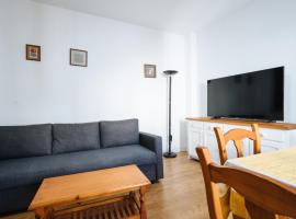 A picture of the hotel: apartamento con parking plaza del museo