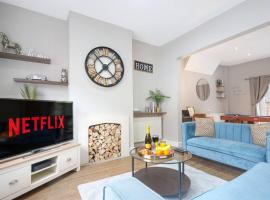 Hotel fotoğraf: Central House with Parking, Pool Table, Super-Fast Wifi and Smart TV with Virgin Media and Netflix by Yoko Property