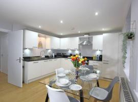 Hotel foto: Gorgeous 2 Bed 2 Bath Flat and Parking by CozyNest