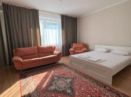 Hotel kuvat: 452 Возле Байтерека для компании 1-6 человек с 2 кроватями и диваном