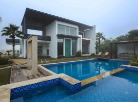 ホテル写真: StayVista's La Paradise with Lawn, Firepit & Outdoor Pool with Deck