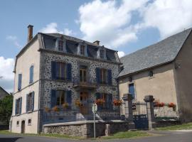 Hotel foto: Gîte Neussargues en Pinatelle, 6 pièces, 12 personnes - FR-1-742-56