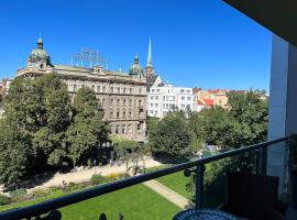 Фотография гостиницы: Apartment in historical center with park view