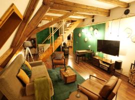 A picture of the hotel: Green Loft Schwarzwald - 120qm - Dach-Balkon