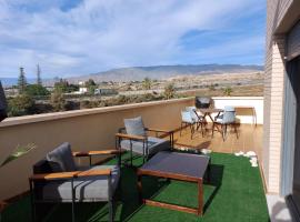 ホテル写真: Ático Aire del Andarax con terraza y aparcamiento entre el mar y desierto - Alborania