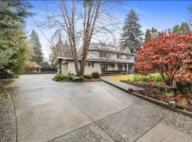 Hotel Photo: Private 4-bedroom steps to lake