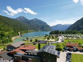 รูปภาพของโรงแรม: Ferienwohnungen Karlingerhof am See