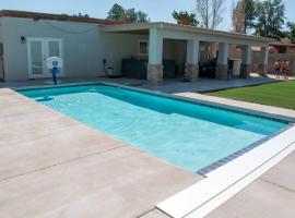 Hotel Photo: Relaxing 4 Bedroom with Pool and Hot Tub