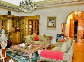 होटल की एक तस्वीर: Luxury Vacation Villa