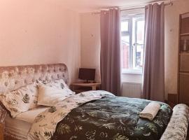 Hotel fotografie: Lovely, spacious 1-bedroom apartment with *free parking