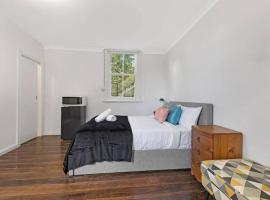 Hotel fotoğraf: Budget 1 bed Private Studio close to Ashfield Station