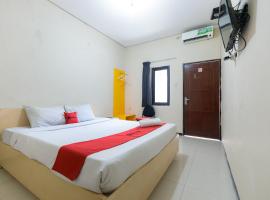 รูปภาพของโรงแรม: RedDoorz at Osuko Residence Sukomanunggal Jaya