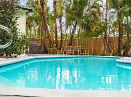 होटल की एक तस्वीर: Tropical Oasis with Heated Pool