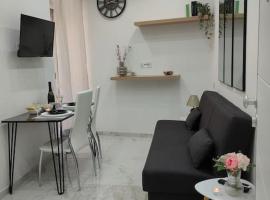 รูปภาพของโรงแรม: Lovely independent mini apartment central Cagliari